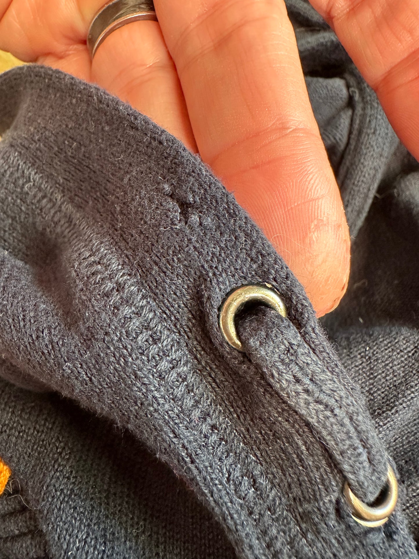 T.140 - Sweatshirt à capuche moutarde
