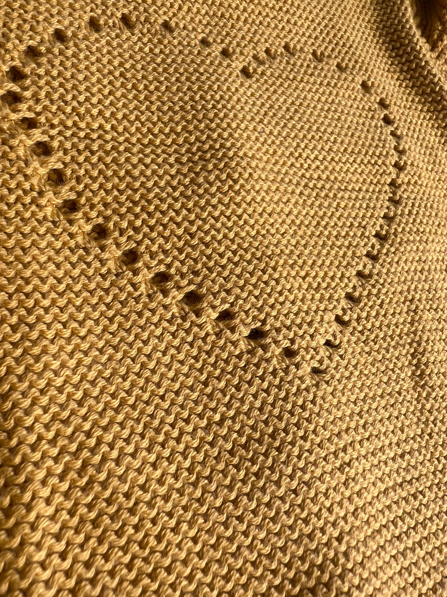 T.74 - Pull en maille jaune
