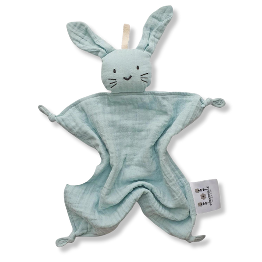 Doudou lapin bleu en tissu bio certifié GOTS, aux longues oreilles et noeuds au bout des pattes.