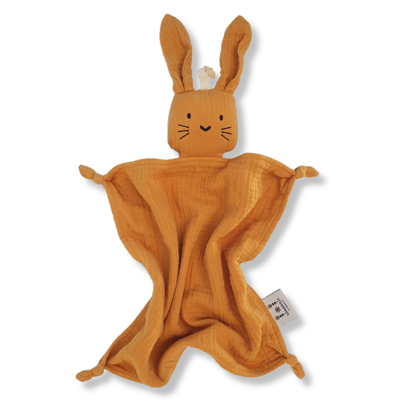 Doudou lapin en coton bio orange, avec de longues oreilles et des noeuds au bout des pattes. Il a de petits yeux brodés noirs, 3 petites moustaches noires de chaque coté de son petit nez en forme de coeur noir.