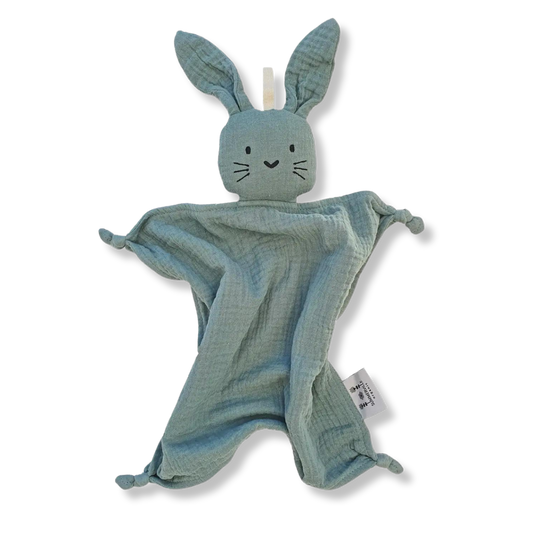 Doudou Lapin en coton bio vert canard avec de longues oreilles et des noeuds au bout des pattes. Il a de petis yeux ronds brodés en noir, des petites moustaches noires et un petit nez en forme de coeur noir.