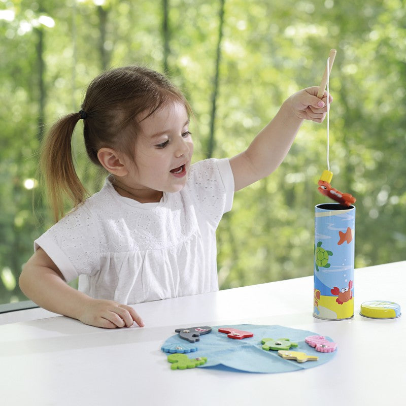 On y voit une petite fille d'environ 3 ou 4 ans en train de jouer au jeu de pêche.