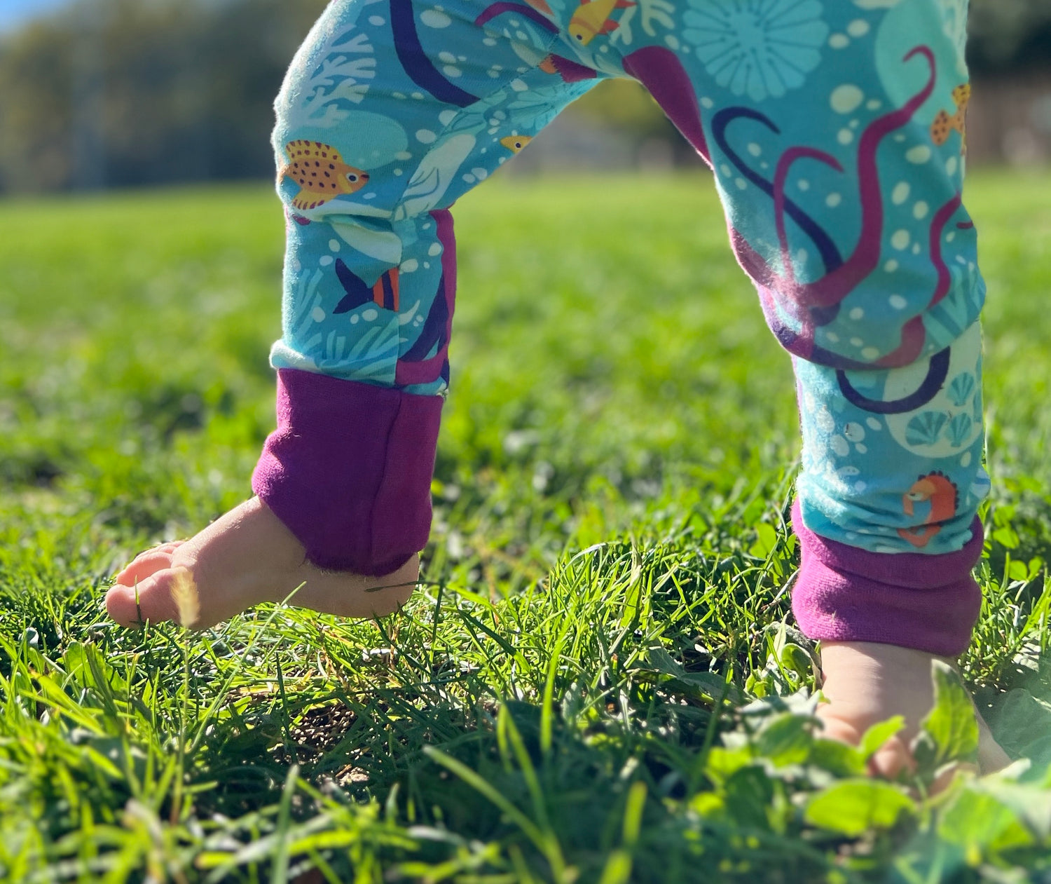 Les premiers pas d'un enfant sont souvent le fruits de nombreuses chutes, d'où l'importance de les habiller confortablement...